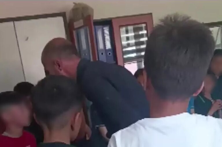 mudur-ogrencilere-agzina-geleni-sayip-tekme-tokat-dovdu-ErcAW9lq.jpg