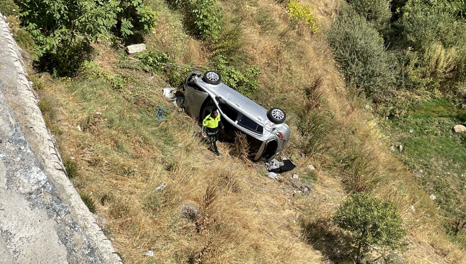 bitliste sarampole devrilen otomobildeki 2 kisi yaralandi MkBzlbfd