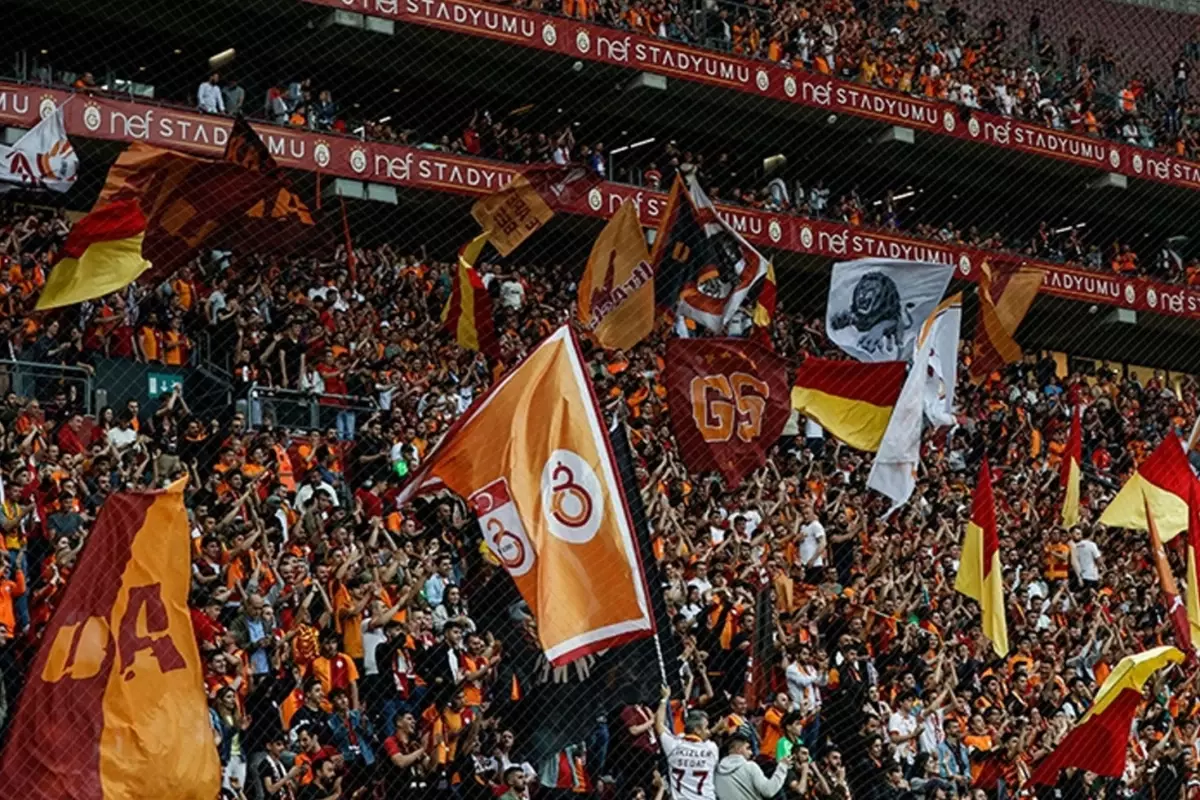 galatasaray taraftari yildiz futbolcuya ofke kusuyor onun yuzunden kaybettik Hv8OrjuL