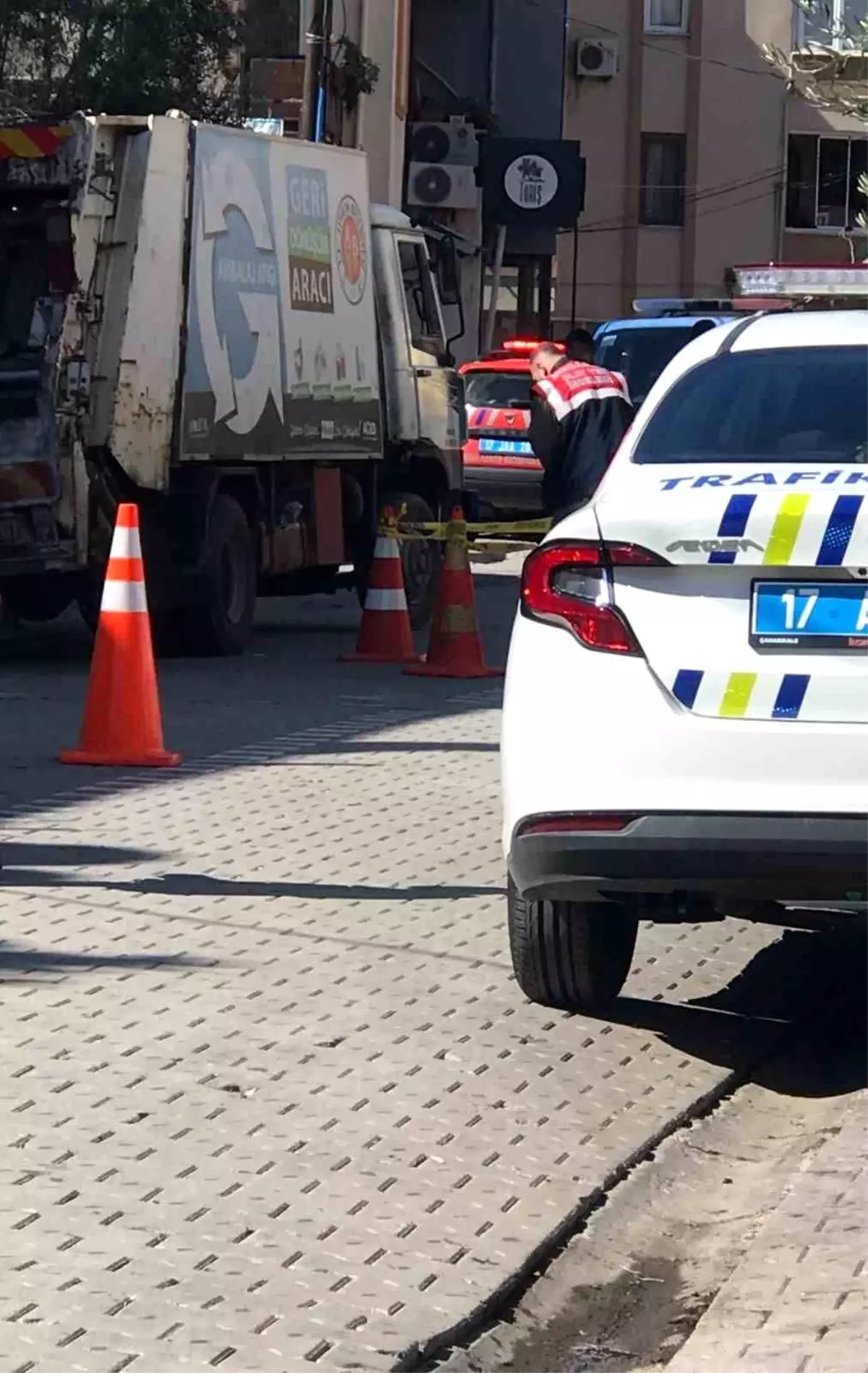 canakkalede yasli adam kamyonun carpmasi sonucu hayatini kaybetti PLgnEhS5