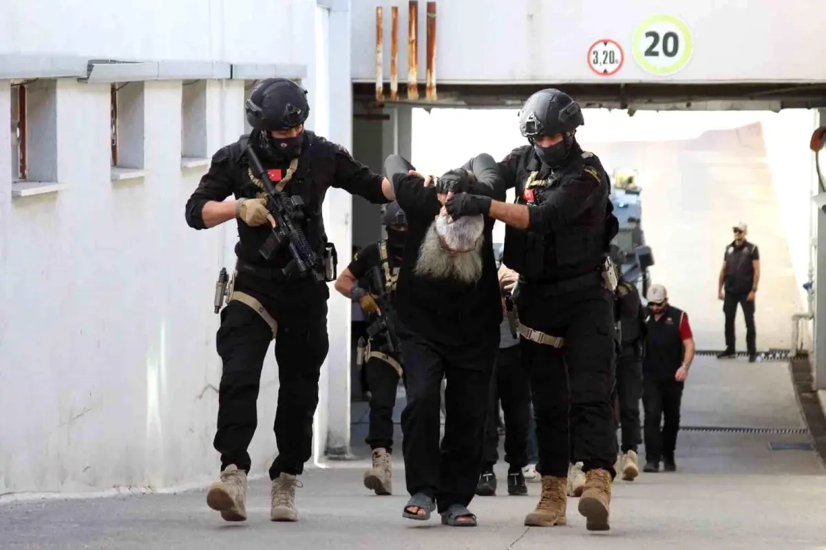 deasin turkiye emiri tutuklandi kJch7fl4.jpg