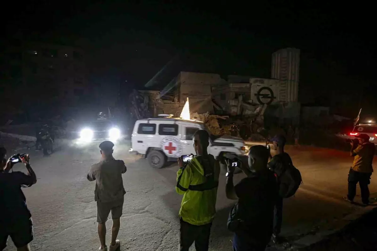 hamasdan 2 israilli rehineni daha teslim aliyor h5jMYsaG.jpg