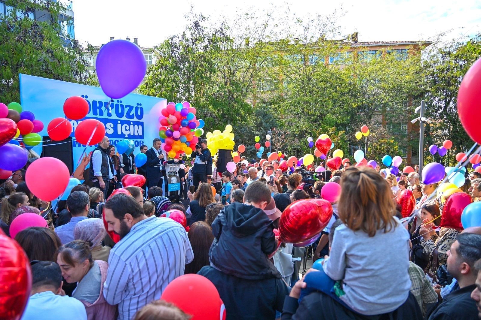 losemiyi 2nci kez yenen atlas icin balonlar gokyuzune birakildi LBxWHeG2