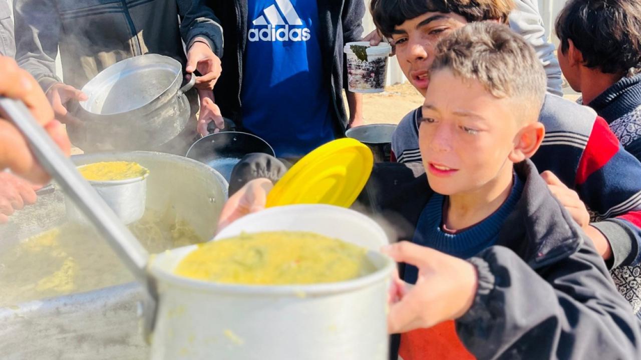 deniz feneri gazzede her gun 22 bin kisiye sicak yemek RYjPfTdK.jpg