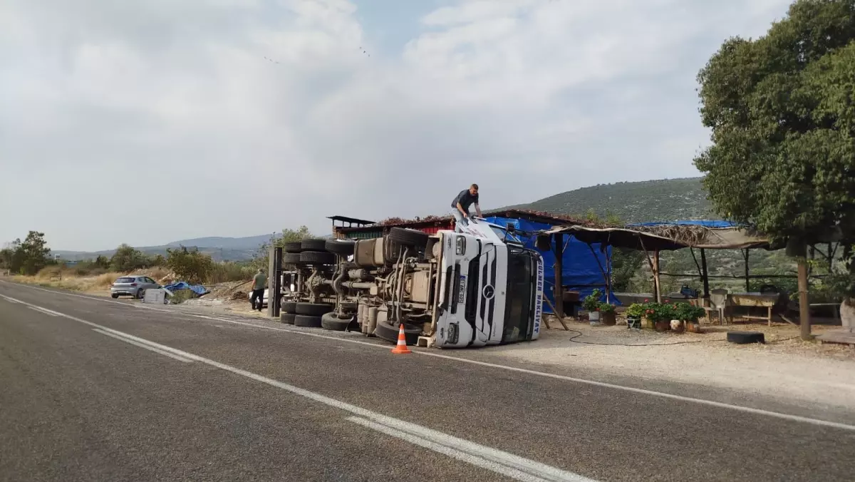 tarsusta kamyon devrildi sofor yaralandi RfRxUt24.jpg